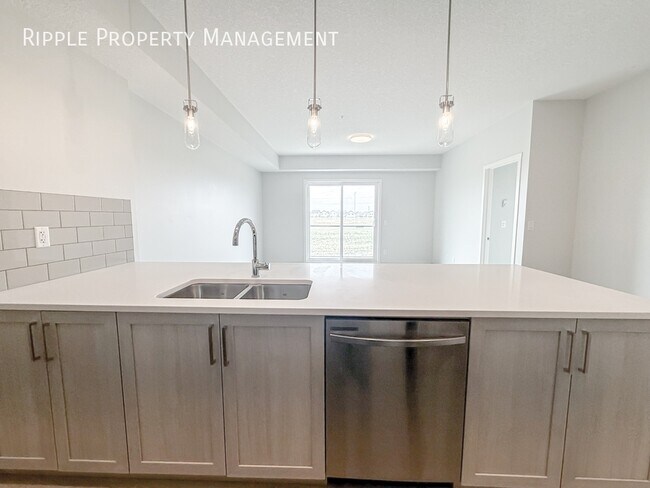 Building Photo - Modern 2 Beds, 2 Baths Apartment/Condo | A...