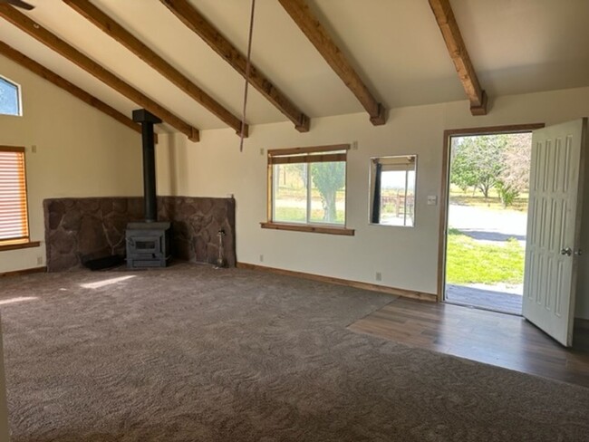 Foto del edificio - 2 bedroom home in quiet mobile home park i...