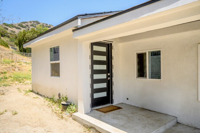 Foto del edificio - 10647 Tuxford St