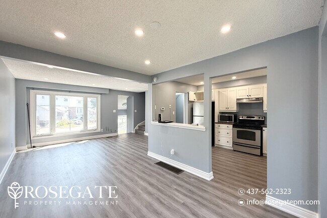 Photo du bâtiment - Spacious 3-Bedroom Townhome in Central Whi...