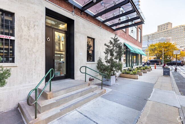 Entrada - 220-224 W Broadway