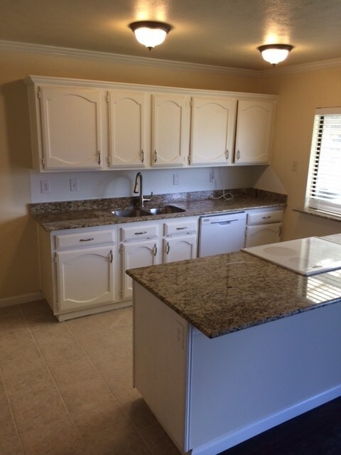 Building Photo - 853 Warwick Dr