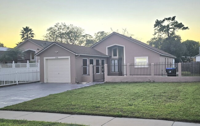 Foto del edificio - 846 Grenadier Dr