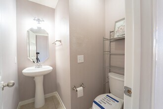 Building Photo - 2910 Sandleigh Dr