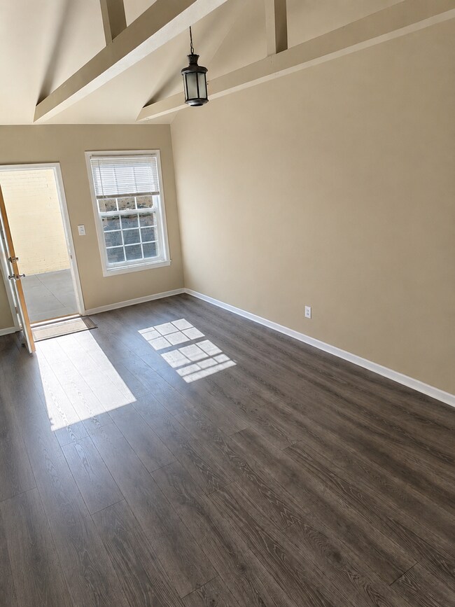 Foto del edificio - Available 6/25. Private rear unit, 5-minute walk to Cal Poly, parking included but no car needed.