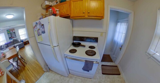 Building Photo - Great backyard! Washer & Dryer included! A...