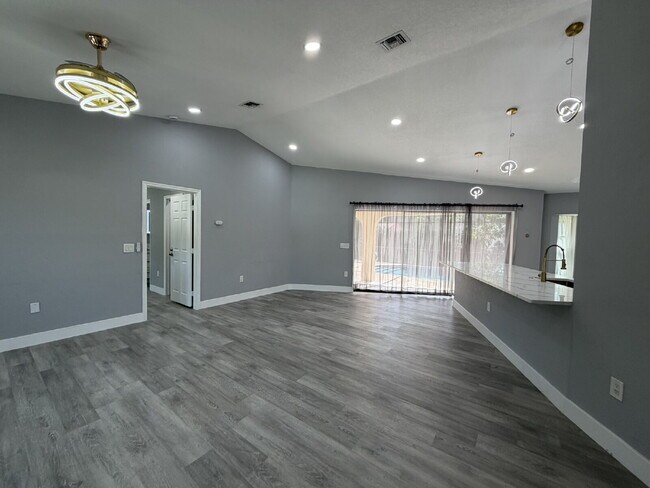 Building Photo - "Charming 3-Bedroom Retreat with 2 Full Baths on Aurora St NW!"