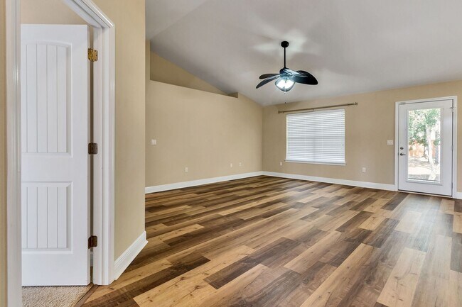 Building Photo - 4 Bedroom in Gulf Breeze!!