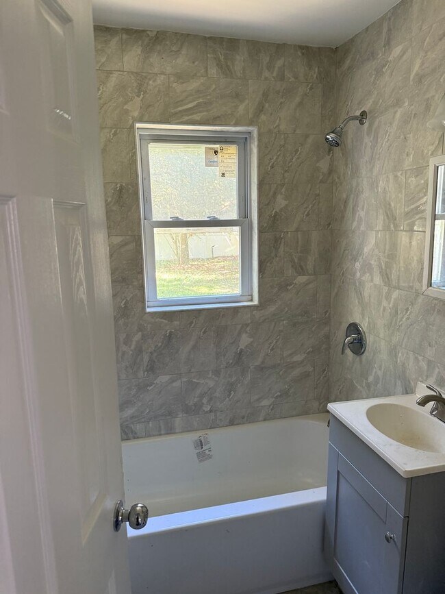 Foto del edificio - Turn-Key 4 Bedroom Home with Spacious Backyard – Coram, NY