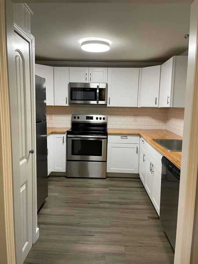 Building Photo - 2 Bedroom and 1 Bath Cottage with private ...