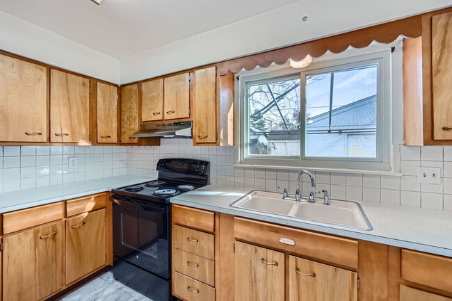 Building Photo - **Bright and Spacious 2-Bedroom Home in the Heart of Denver!!**