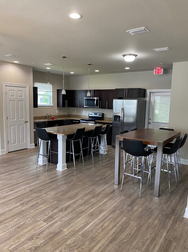 Foto del edificio - Now Leasing! Spacious 6-Bedroom, 6.5-Bathroom student house just minutes from campus. Only $725/m...