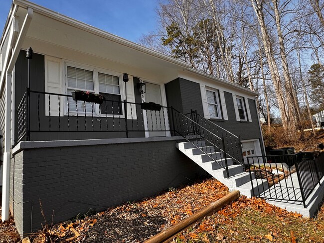 Building Photo - Camelot Single family home, near NGIC and ...