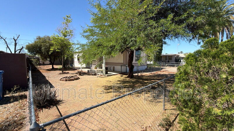 Foto del edificio - 2067 E Charleston Ave