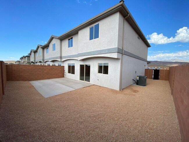 Building Photo - Beautifully Designed 3 Bedroom Townhome Ne...