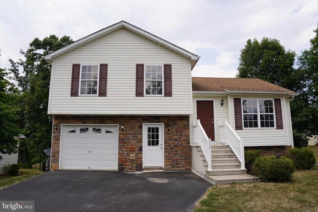 Building Photo - 153 Sinker Dr