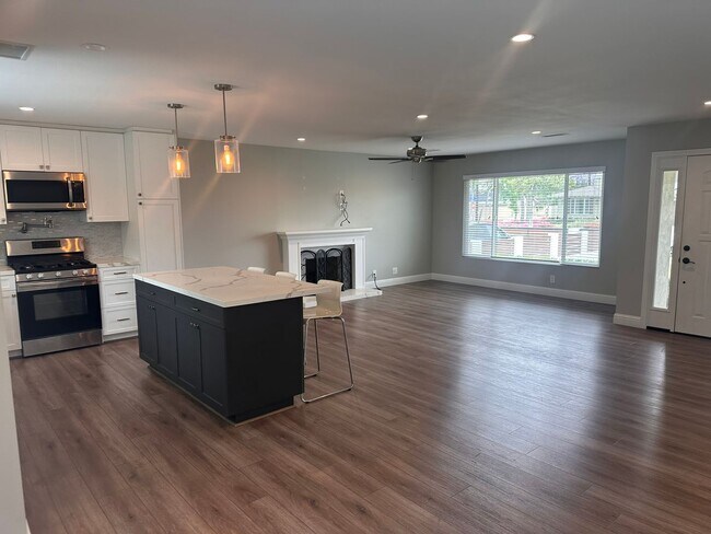 Foto del edificio - Beautiful 3-Bedroom, 2-Bathroom Home Near ...