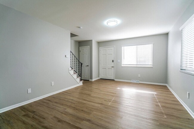 Building Photo - 656 Riverview Dr