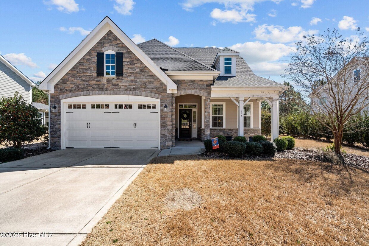 Foto principal - 116 Old Clubhouse Ln