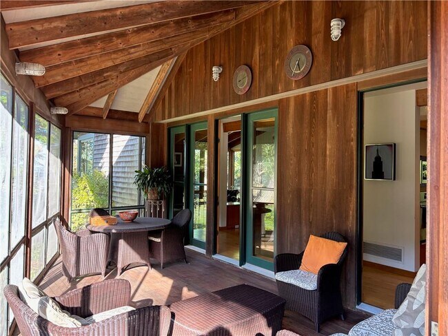 Foto del edificio - 192 Racquet Rd