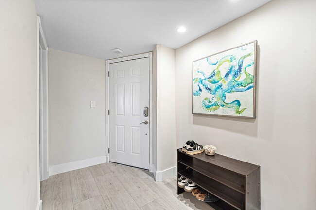 Building Photo - 1160 Hillsboro Mile