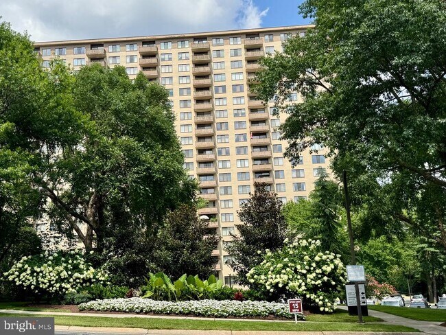 Foto del edificio - 5225 Pooks Hill Rd