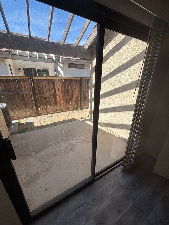 Building Photo - 3 BEDROOM 2 BATH  VICTORVILLE HOME