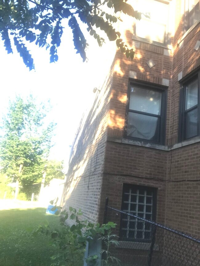 Building Photo - 7145 S Ridgeland Ave