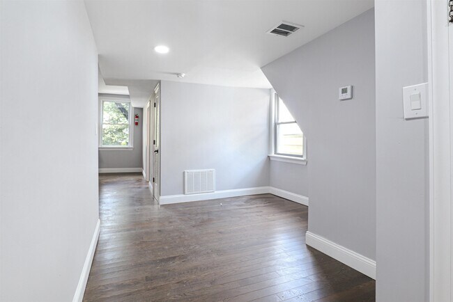 Building Photo - 172 Beacon Ave