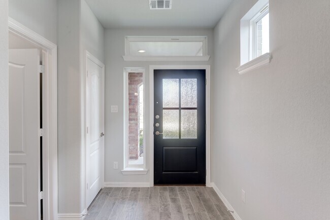 Building Photo - 1225 Red Hills Dr