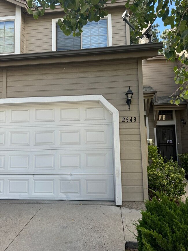 Building Photo - Turn Key townhome in Boulder Pointe