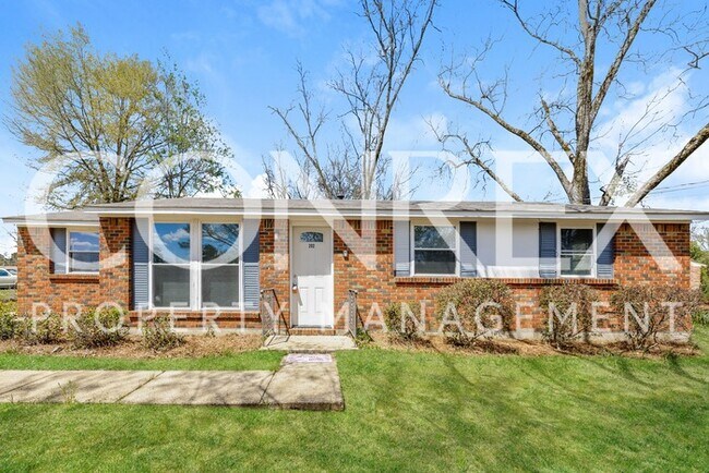 Building Photo - Charming 3 Bedroom