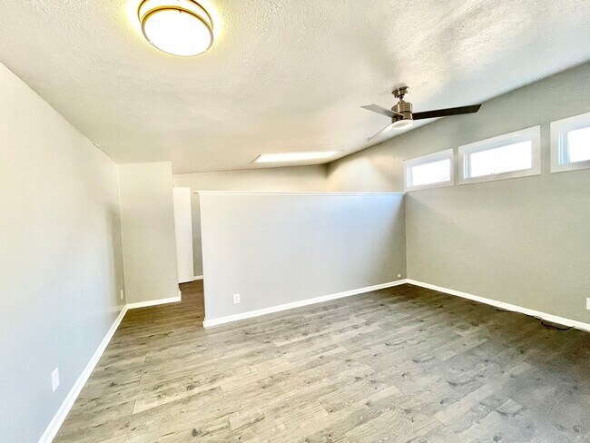 Foto del edificio - 1041 W 10th St