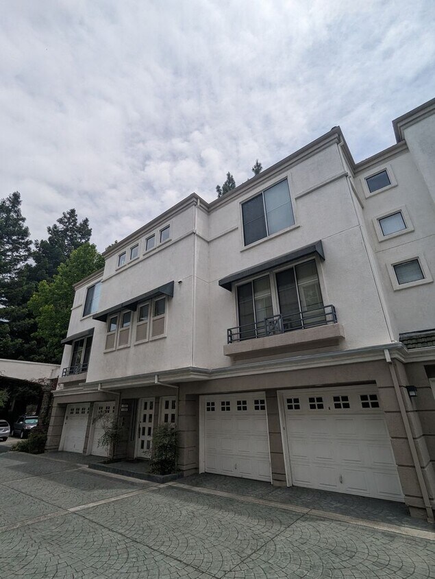 Building Photo - 470 Navaro Way