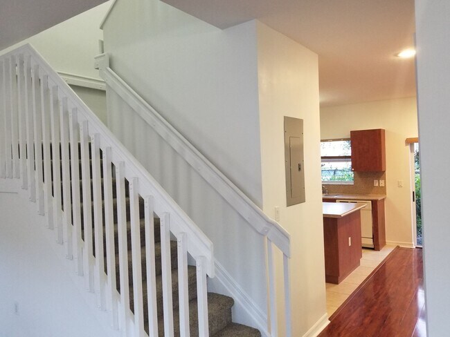 Building Photo - Beautiful, recently renovated 3 bedrooms, ...