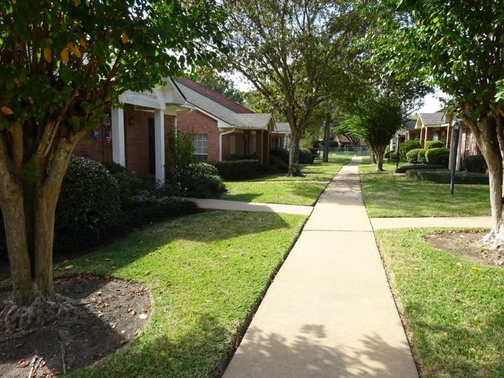Foto principal - 2420 Stone Hollow Dr