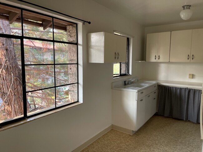 Kitchen and breakfast nook - 1101 Keystone Ave