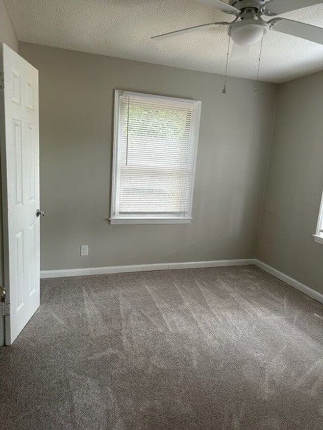 Building Photo - Two Bedroom House