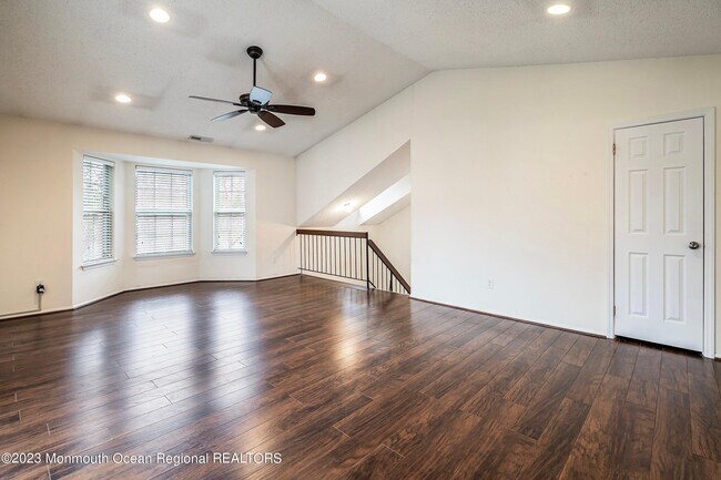 Building Photo - 166 Tulip Ln