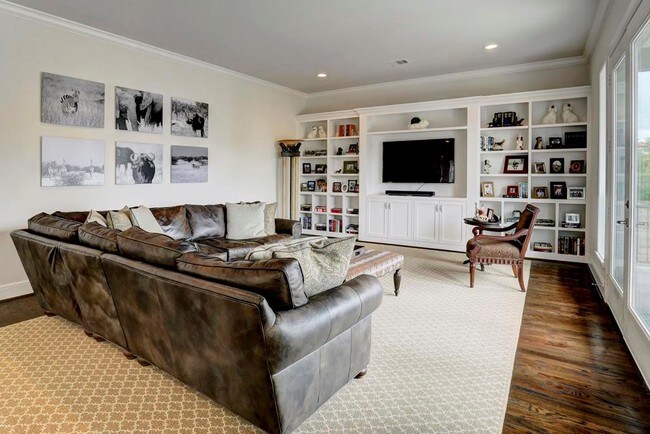 Building Photo - 8007 Serenity Ct
