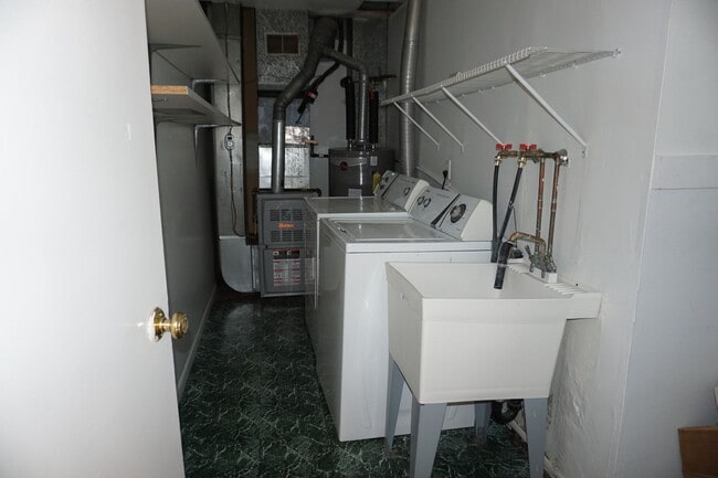 Building Photo - 502 Suismon St
