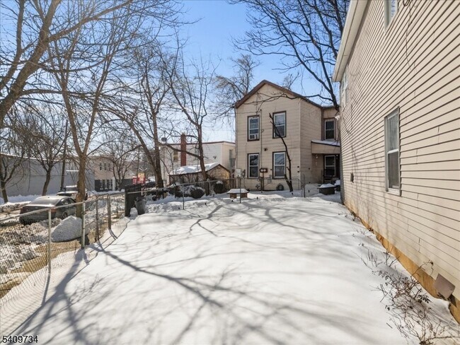 Building Photo - 17 Holsman St