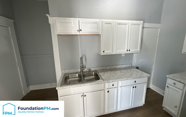 Building Photo - 1688 Glenview Ave