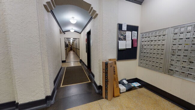 Foto del edificio - 6165 N Winthrop Ave