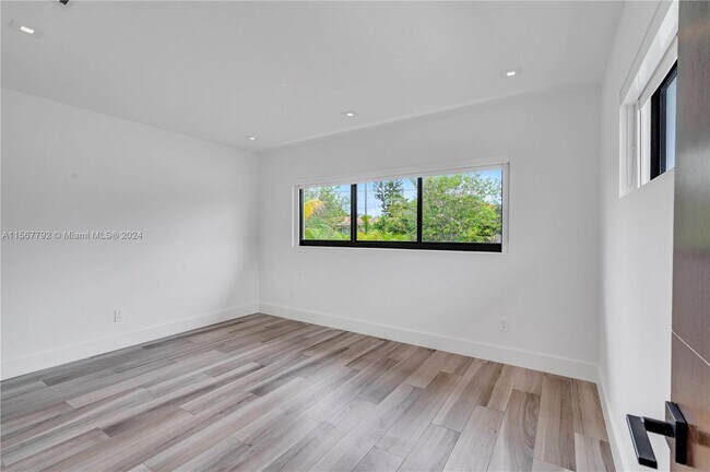 Foto del edificio - 7833 Fowler St