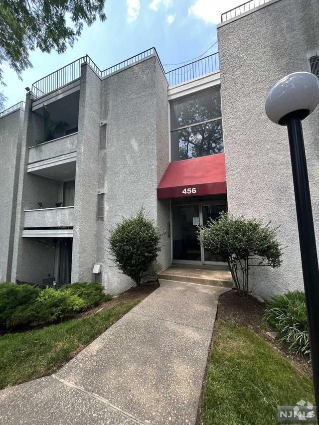 Building Photo - 456 River Rd
