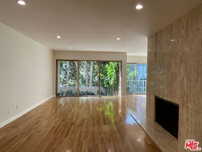 Foto del edificio - 11645 Mayfield Ave