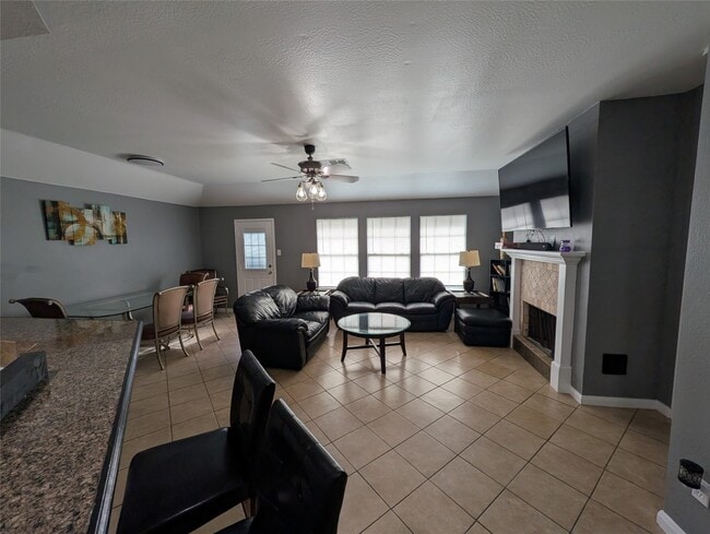 Building Photo - 714 N Vista Dr