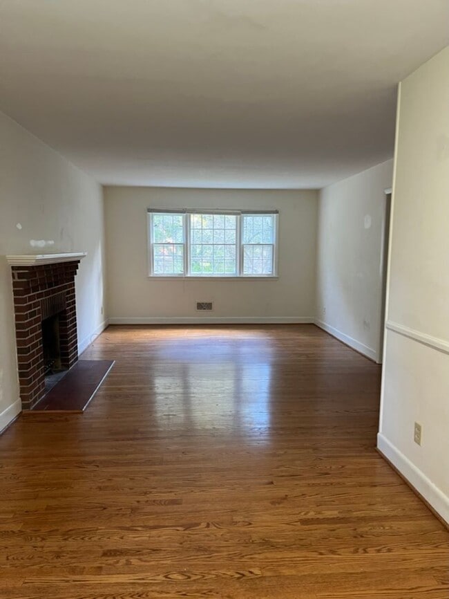 Cute 3 bedroom home with garage/ work spac... - Cute 3 bedroom home with garage/ work spac...