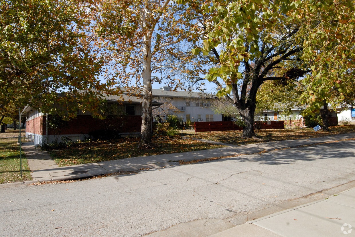 Primary Photo - Woodhull Apartments